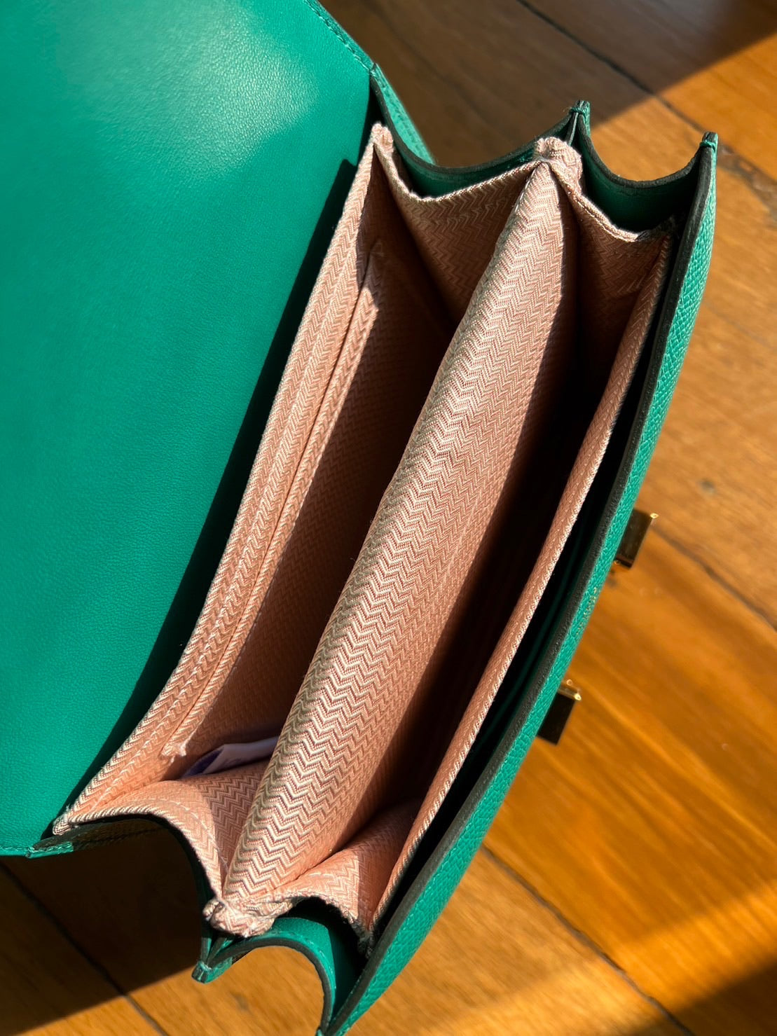 Merandi Luxury bag insert for ConstanceMERANDI bag insert is the perfect blend of luxury and functionality. Crafted with Thai premium silk, this practical luxury bag organizer/insert keeps all your belongings organized in your beloved Hermès, Loro Piana,